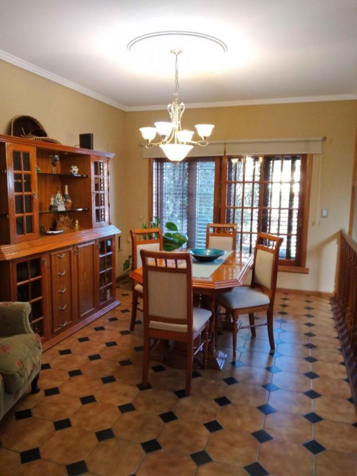 VENTA CHALET 6 AMBIENTES CON PILETA, EZPELETA ESTE.  