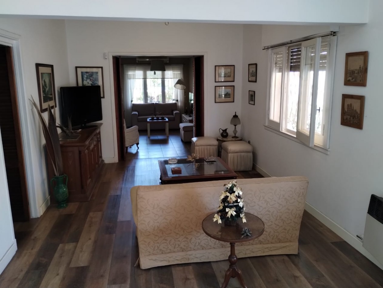 VENTA CASA TRES AMBIENTES EN PLANTA BAJA EN CONJUNTO CON DEPTO EN PRIMER PISO,  EZPELETA.