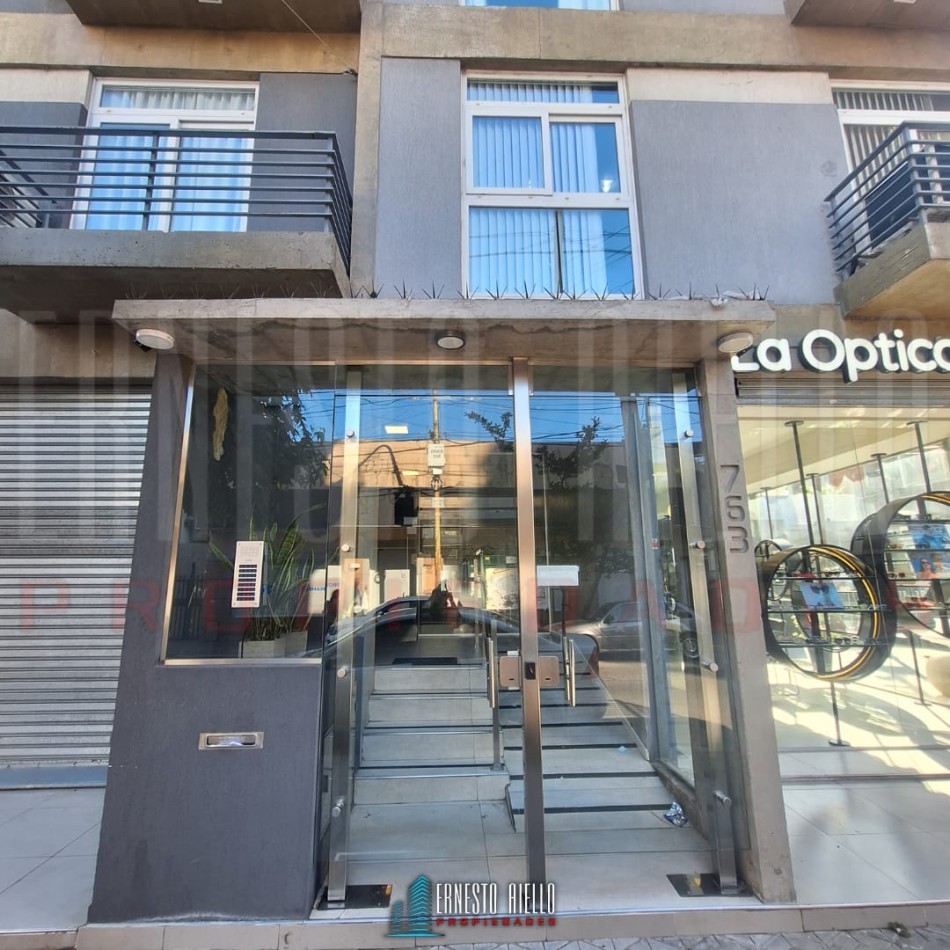 ALQUILER DEPARTAMENTO/OFICINA MUY EQUIPADO DE DOS AMBIENTES CON BALCON EN QUILMES CENTRO.