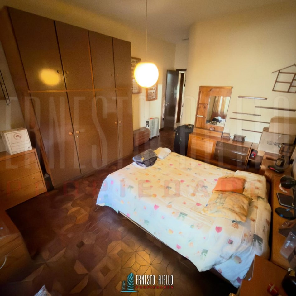 VENTA CASA PH DE 5 AMBIENTES MAS ESTUDIO CON  GRAN LOTE. QUINCHO, GRAN PARQUE Y GARAGE PARA 2 AUTOS. BERNAL OESTE CENTRO.