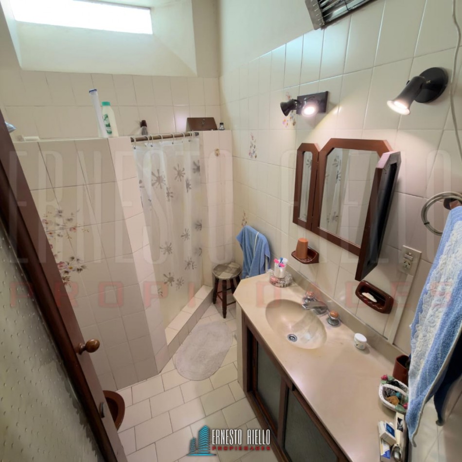 VENTA CASA PH DE 5 AMBIENTES MAS ESTUDIO CON  GRAN LOTE. QUINCHO, GRAN PARQUE Y GARAGE PARA 2 AUTOS. BERNAL OESTE CENTRO.