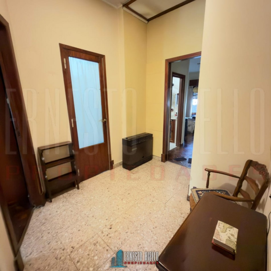 VENTA CASA PH DE 5 AMBIENTES MAS ESTUDIO CON  GRAN LOTE. QUINCHO, GRAN PARQUE Y GARAGE PARA 2 AUTOS. BERNAL OESTE CENTRO.
