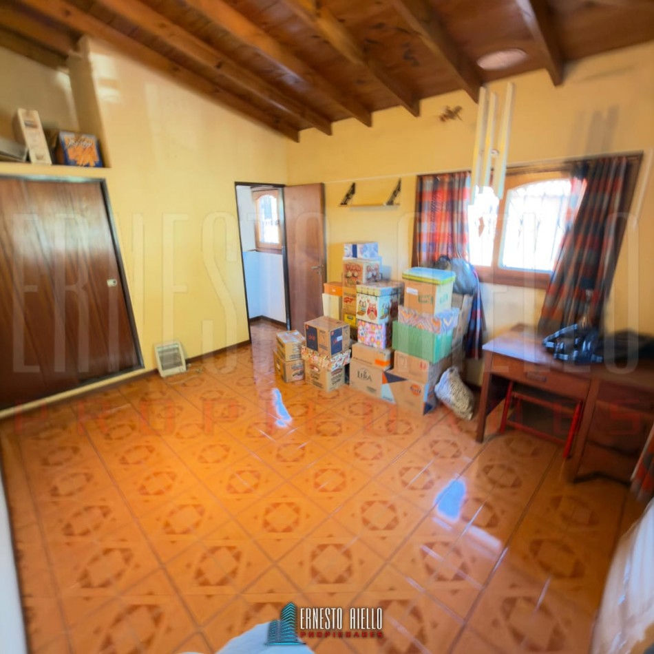 VENTA CASA PH DE 5 AMBIENTES MAS ESTUDIO CON  GRAN LOTE. QUINCHO, GRAN PARQUE Y GARAGE PARA 2 AUTOS. BERNAL OESTE CENTRO.