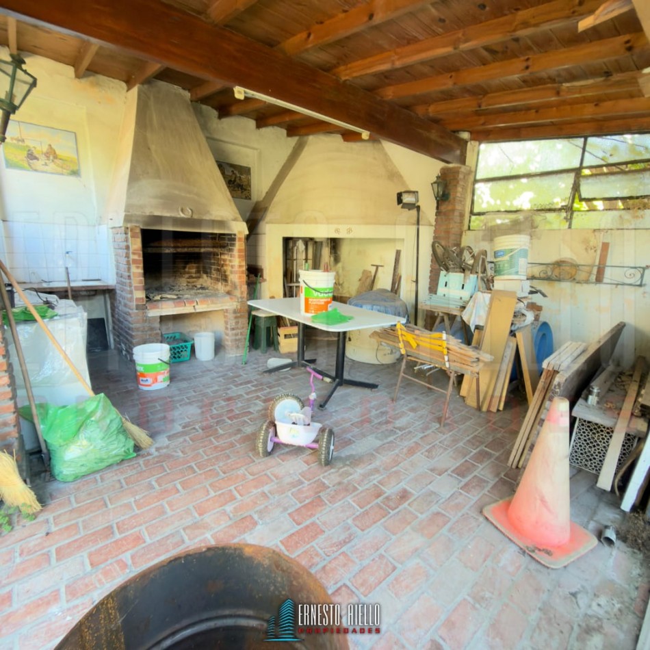 VENTA CASA PH DE 5 AMBIENTES MAS ESTUDIO CON  GRAN LOTE. QUINCHO, GRAN PARQUE Y GARAGE PARA 2 AUTOS. BERNAL OESTE CENTRO.