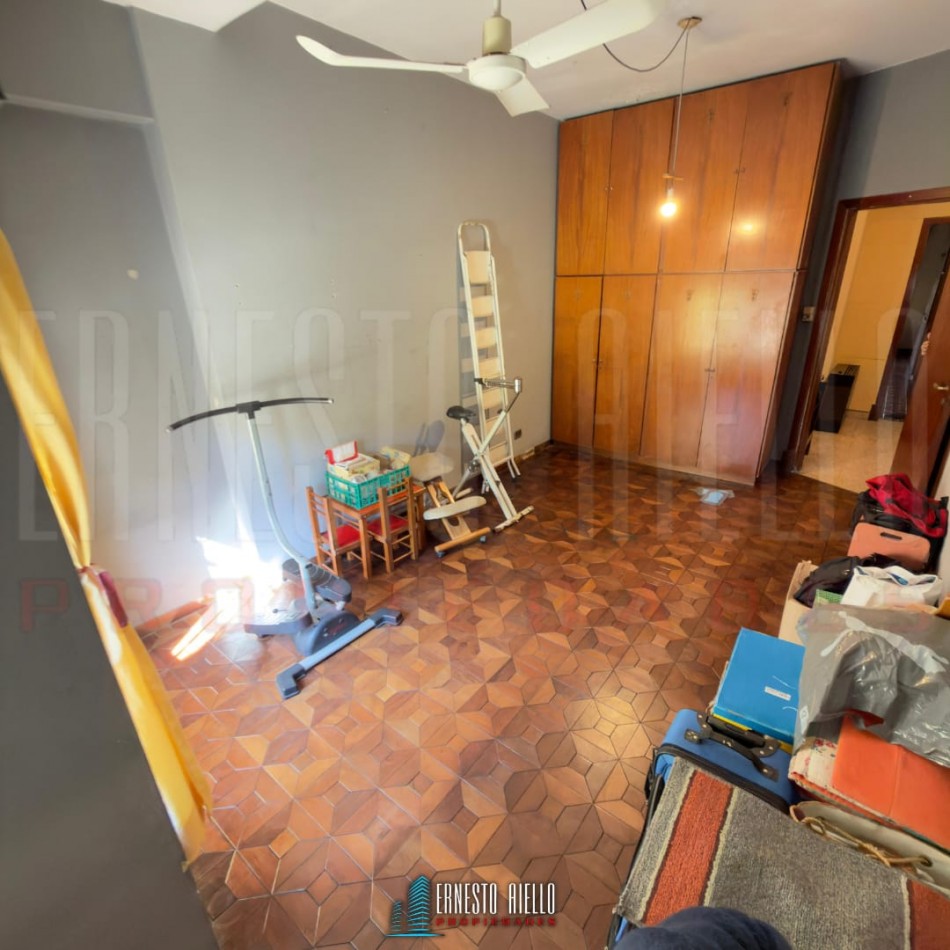 VENTA CASA PH DE 5 AMBIENTES MAS ESTUDIO CON  GRAN LOTE. QUINCHO, GRAN PARQUE Y GARAGE PARA 2 AUTOS. BERNAL OESTE CENTRO.