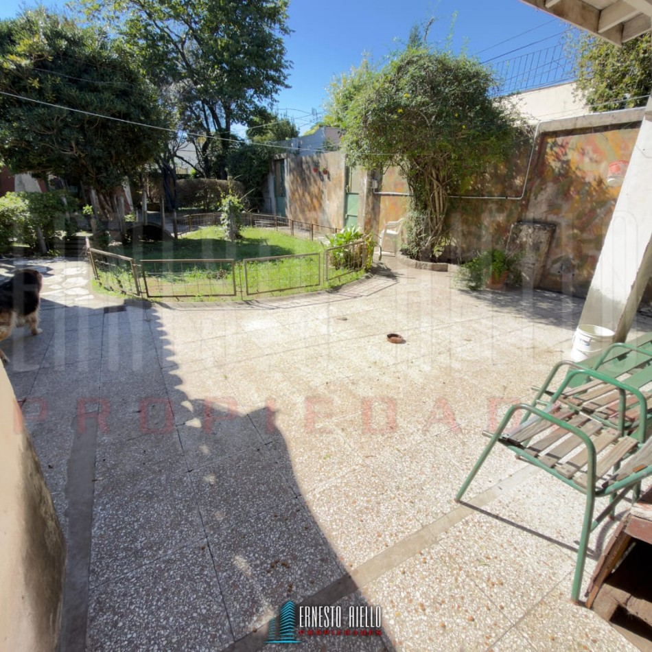 VENTA CASA PH DE 5 AMBIENTES MAS ESTUDIO CON  GRAN LOTE. QUINCHO, GRAN PARQUE Y GARAGE PARA 2 AUTOS. BERNAL OESTE CENTRO.