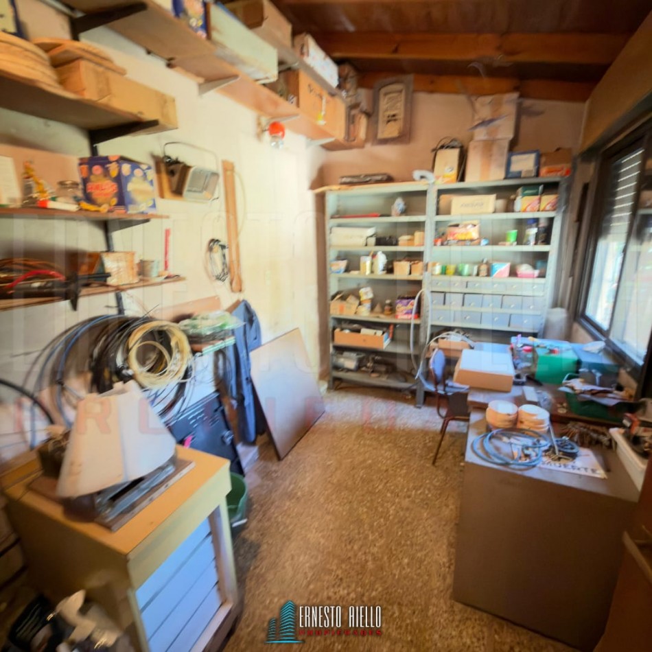 VENTA CASA PH DE 5 AMBIENTES MAS ESTUDIO CON  GRAN LOTE. QUINCHO, GRAN PARQUE Y GARAGE PARA 2 AUTOS. BERNAL OESTE CENTRO.