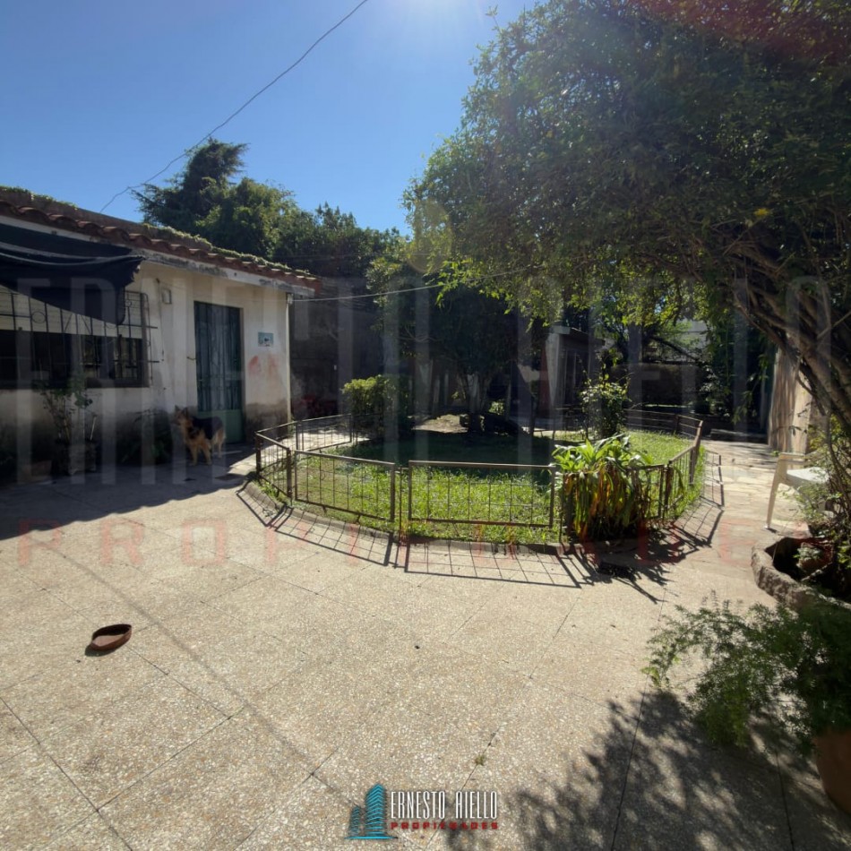 VENTA CASA PH DE 5 AMBIENTES MAS ESTUDIO CON  GRAN LOTE. QUINCHO, GRAN PARQUE Y GARAGE PARA 2 AUTOS. BERNAL OESTE CENTRO.