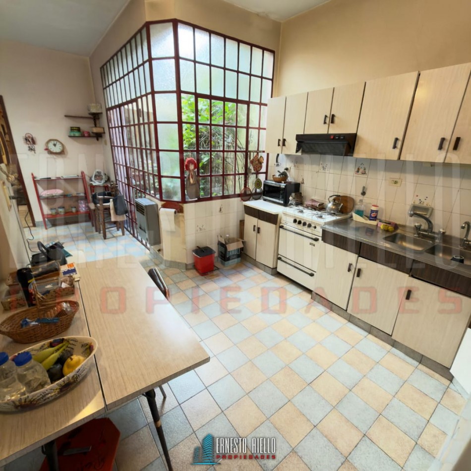 VENTA CASA PH DE 5 AMBIENTES MAS ESTUDIO CON  GRAN LOTE. QUINCHO, GRAN PARQUE Y GARAGE PARA 2 AUTOS. BERNAL OESTE CENTRO.