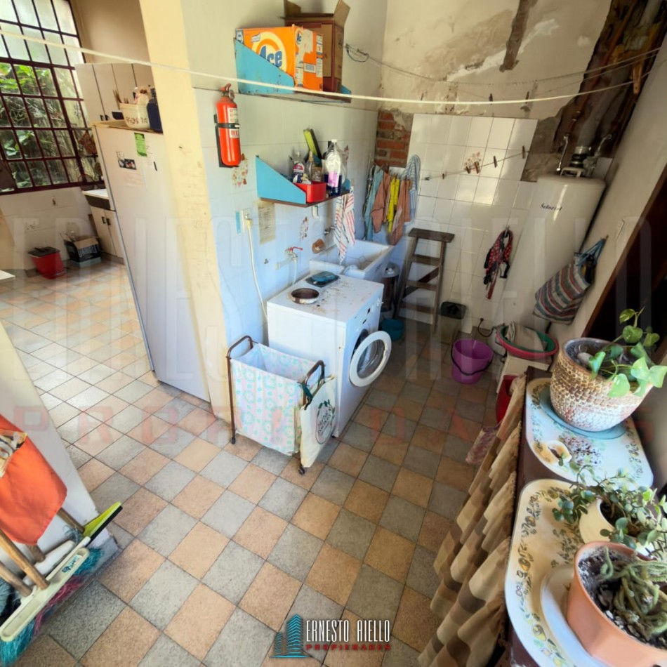 VENTA CASA PH DE 5 AMBIENTES MAS ESTUDIO CON  GRAN LOTE. QUINCHO, GRAN PARQUE Y GARAGE PARA 2 AUTOS. BERNAL OESTE CENTRO.