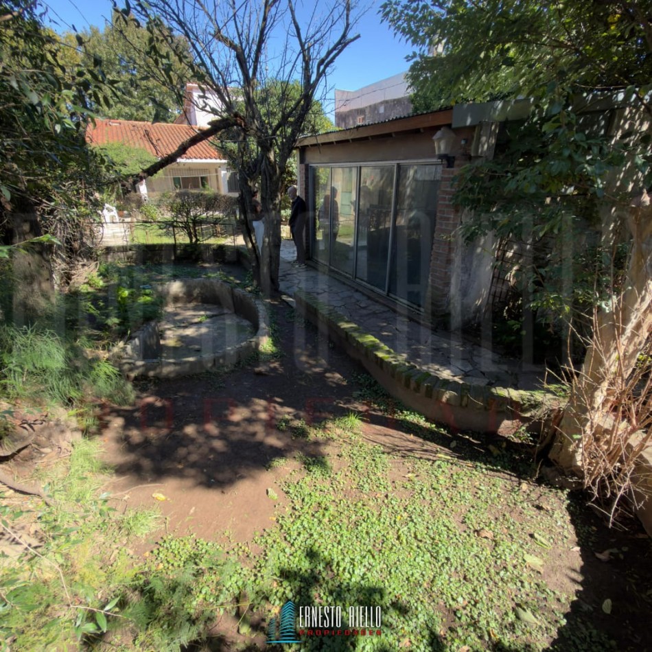 VENTA CASA PH DE 5 AMBIENTES MAS ESTUDIO CON  GRAN LOTE. QUINCHO, GRAN PARQUE Y GARAGE PARA 2 AUTOS. BERNAL OESTE CENTRO.