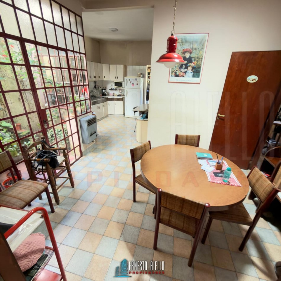 VENTA CASA PH DE 5 AMBIENTES MAS ESTUDIO CON  GRAN LOTE. QUINCHO, GRAN PARQUE Y GARAGE PARA 2 AUTOS. BERNAL OESTE CENTRO.