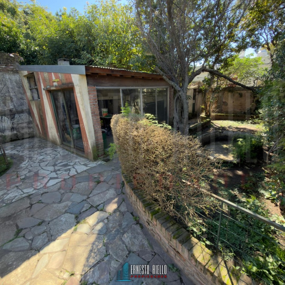 VENTA CASA PH DE 5 AMBIENTES MAS ESTUDIO CON  GRAN LOTE. QUINCHO, GRAN PARQUE Y GARAGE PARA 2 AUTOS. BERNAL OESTE CENTRO.