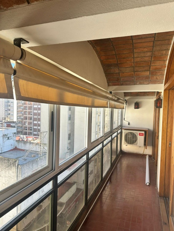 ALQUILER DEPARTAMENTO SEMIPISO DE TRES AMBIENTES AMUEBLADO CON BALCON Y COCHERA, EN QUILMES CENTRO.
