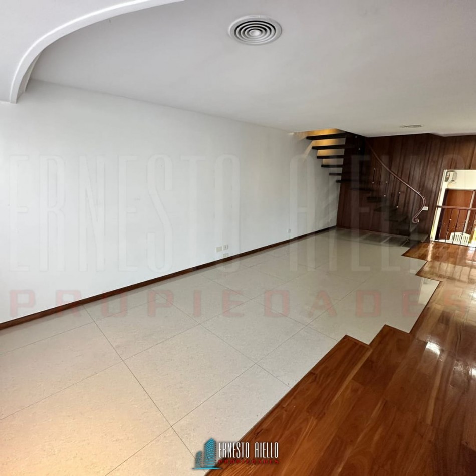 VENTA DE HERMOSA CASA SOBRE LOTE DE 8.66 X 28.40 M, 6 AMBIENTES. CON GARAJE, QUINCHO, JARDIN AL FRENTE Y FONDO.
