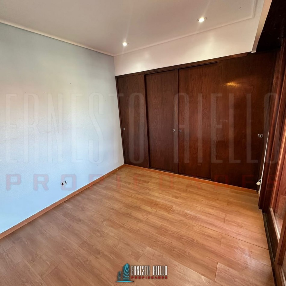 VENTA DE HERMOSA CASA SOBRE LOTE DE 8.66 X 28.40 M, 6 AMBIENTES. CON GARAJE, QUINCHO, JARDIN AL FRENTE Y FONDO.