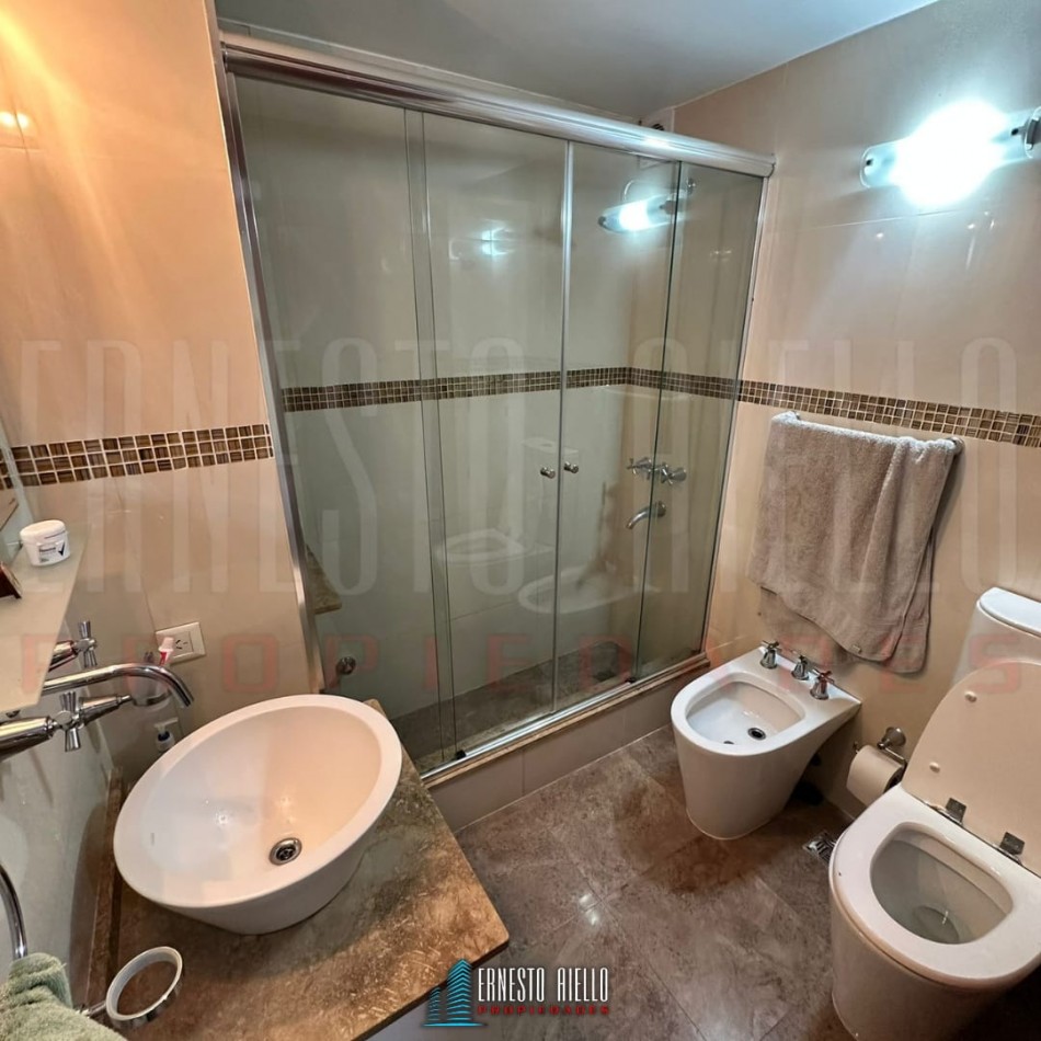 VENTA DE HERMOSA CASA SOBRE LOTE DE 8.66 X 28.40 M, 6 AMBIENTES. CON GARAJE, QUINCHO, JARDIN AL FRENTE Y FONDO.