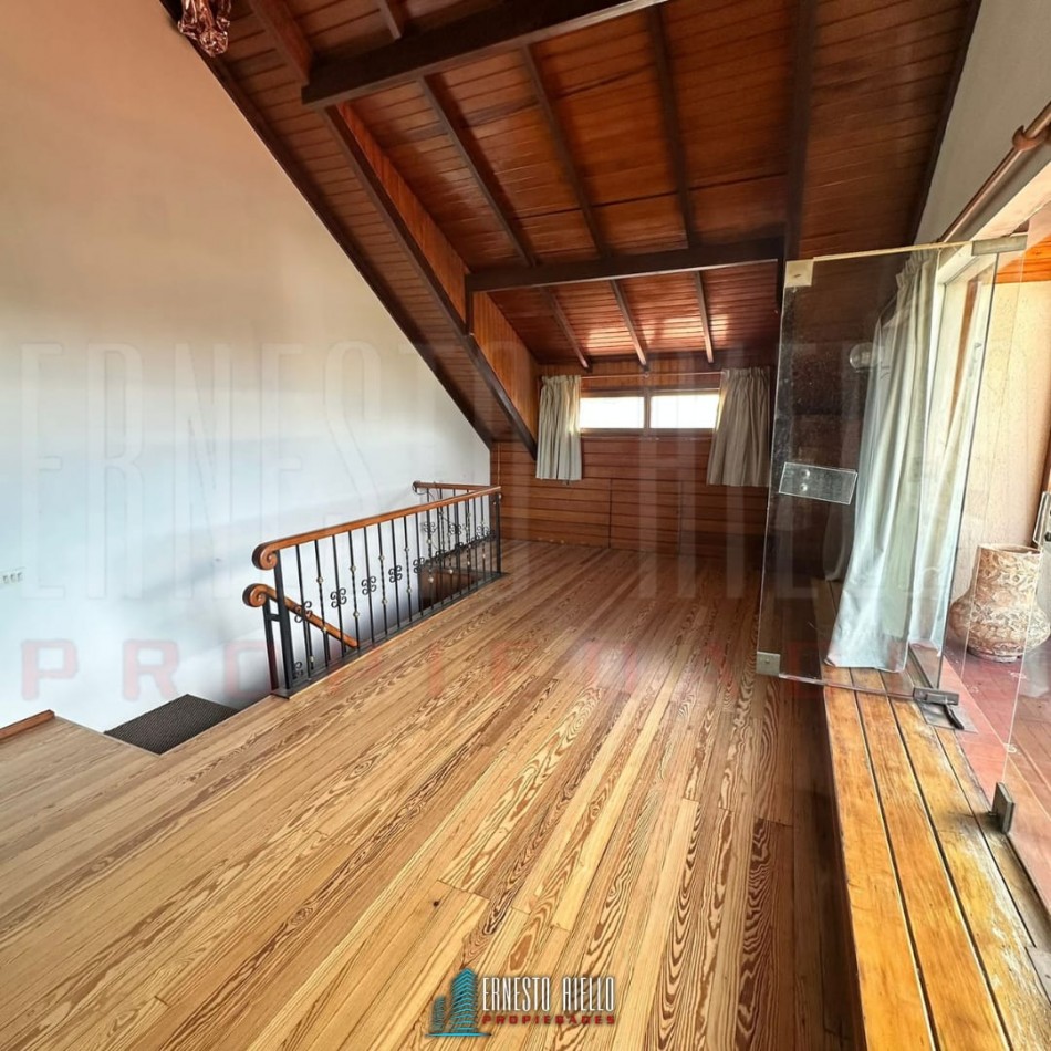 VENTA DE HERMOSA CASA SOBRE LOTE DE 8.66 X 28.40 M, 6 AMBIENTES. CON GARAJE, QUINCHO, JARDIN AL FRENTE Y FONDO.