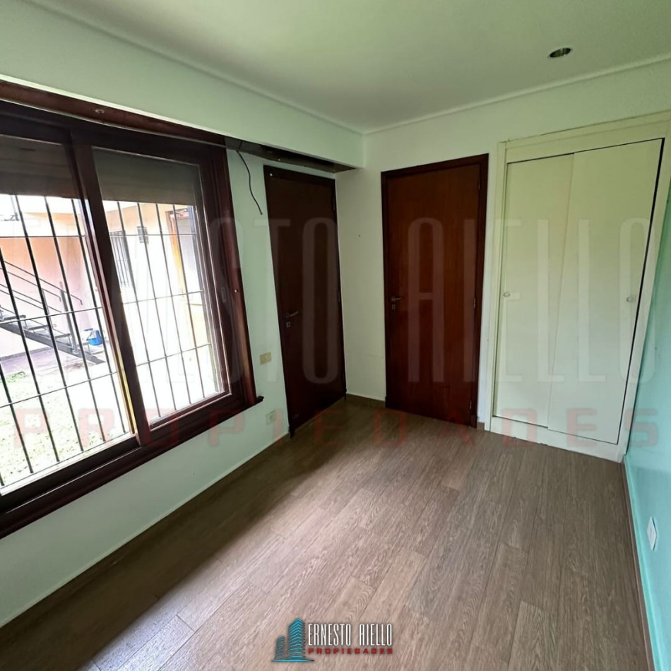 VENTA DE HERMOSA CASA SOBRE LOTE DE 8.66 X 28.40 M, 6 AMBIENTES. CON GARAJE, QUINCHO, JARDIN AL FRENTE Y FONDO.