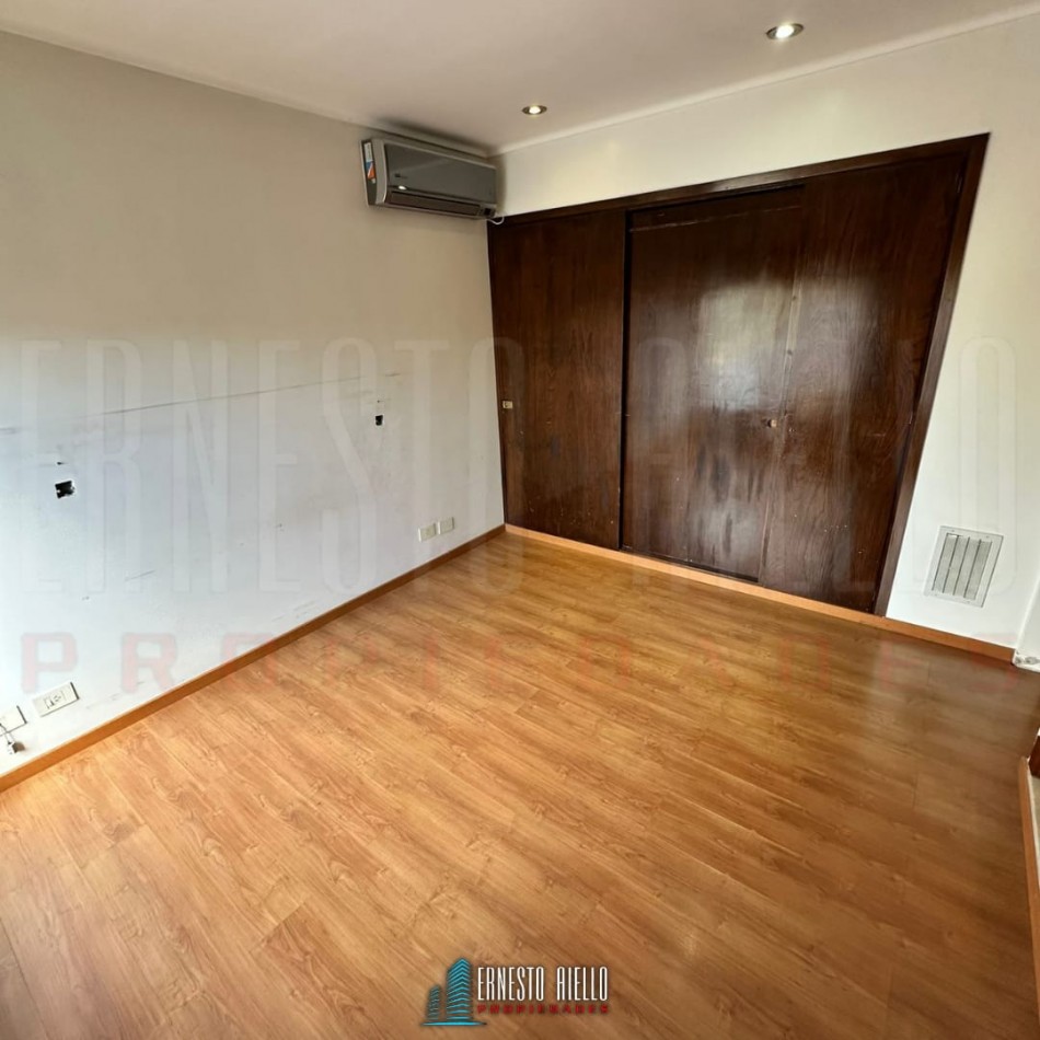VENTA DE HERMOSA CASA SOBRE LOTE DE 8.66 X 28.40 M, 6 AMBIENTES. CON GARAJE, QUINCHO, JARDIN AL FRENTE Y FONDO.