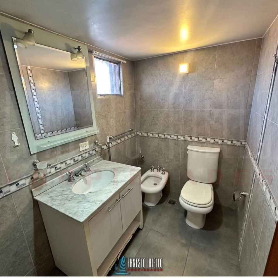 VENTA DE HERMOSA CASA SOBRE LOTE DE 8.66 X 28.40 M, 6 AMBIENTES. CON GARAJE, QUINCHO, JARDIN AL FRENTE Y FONDO.