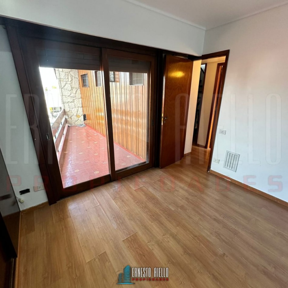 VENTA DE HERMOSA CASA SOBRE LOTE DE 8.66 X 28.40 M, 6 AMBIENTES. CON GARAJE, QUINCHO, JARDIN AL FRENTE Y FONDO.