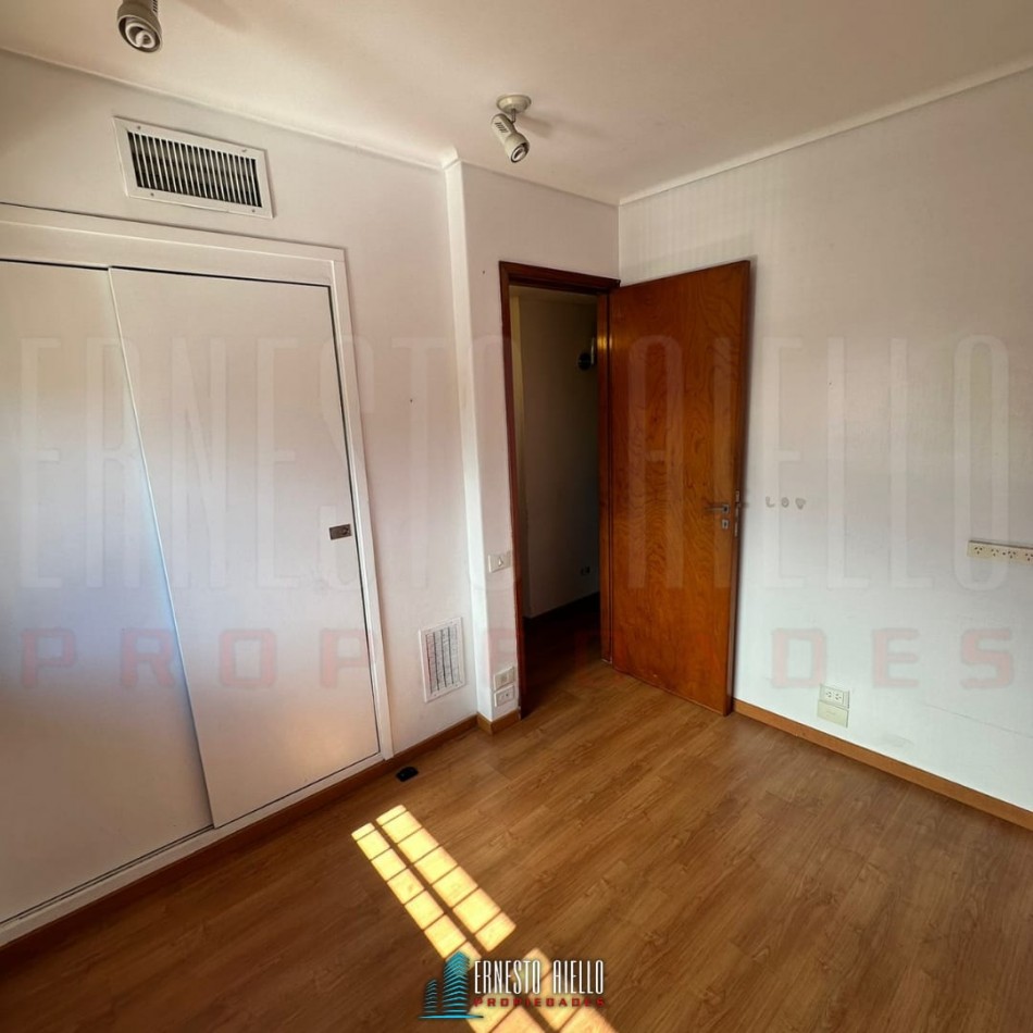 VENTA DE HERMOSA CASA SOBRE LOTE DE 8.66 X 28.40 M, 6 AMBIENTES. CON GARAJE, QUINCHO, JARDIN AL FRENTE Y FONDO.