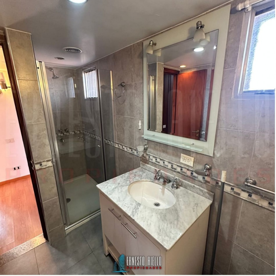 VENTA DE HERMOSA CASA SOBRE LOTE DE 8.66 X 28.40 M, 6 AMBIENTES. CON GARAJE, QUINCHO, JARDIN AL FRENTE Y FONDO.