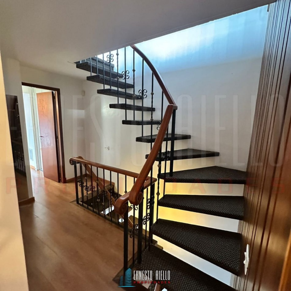 VENTA DE HERMOSA CASA SOBRE LOTE DE 8.66 X 28.40 M, 6 AMBIENTES. CON GARAJE, QUINCHO, JARDIN AL FRENTE Y FONDO.