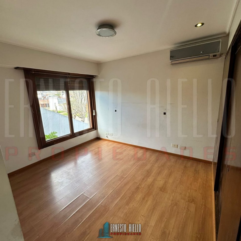 VENTA DE HERMOSA CASA SOBRE LOTE DE 8.66 X 28.40 M, 6 AMBIENTES. CON GARAJE, QUINCHO, JARDIN AL FRENTE Y FONDO.