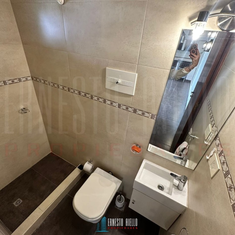 VENTA DE HERMOSA CASA SOBRE LOTE DE 8.66 X 28.40 M, 6 AMBIENTES. CON GARAJE, QUINCHO, JARDIN AL FRENTE Y FONDO.
