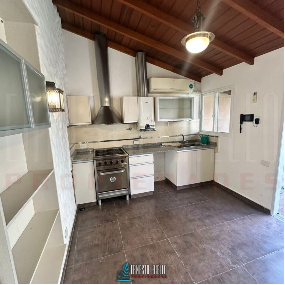 VENTA DE HERMOSA CASA SOBRE LOTE DE 8.66 X 28.40 M, 6 AMBIENTES. CON GARAJE, QUINCHO, JARDIN AL FRENTE Y FONDO.