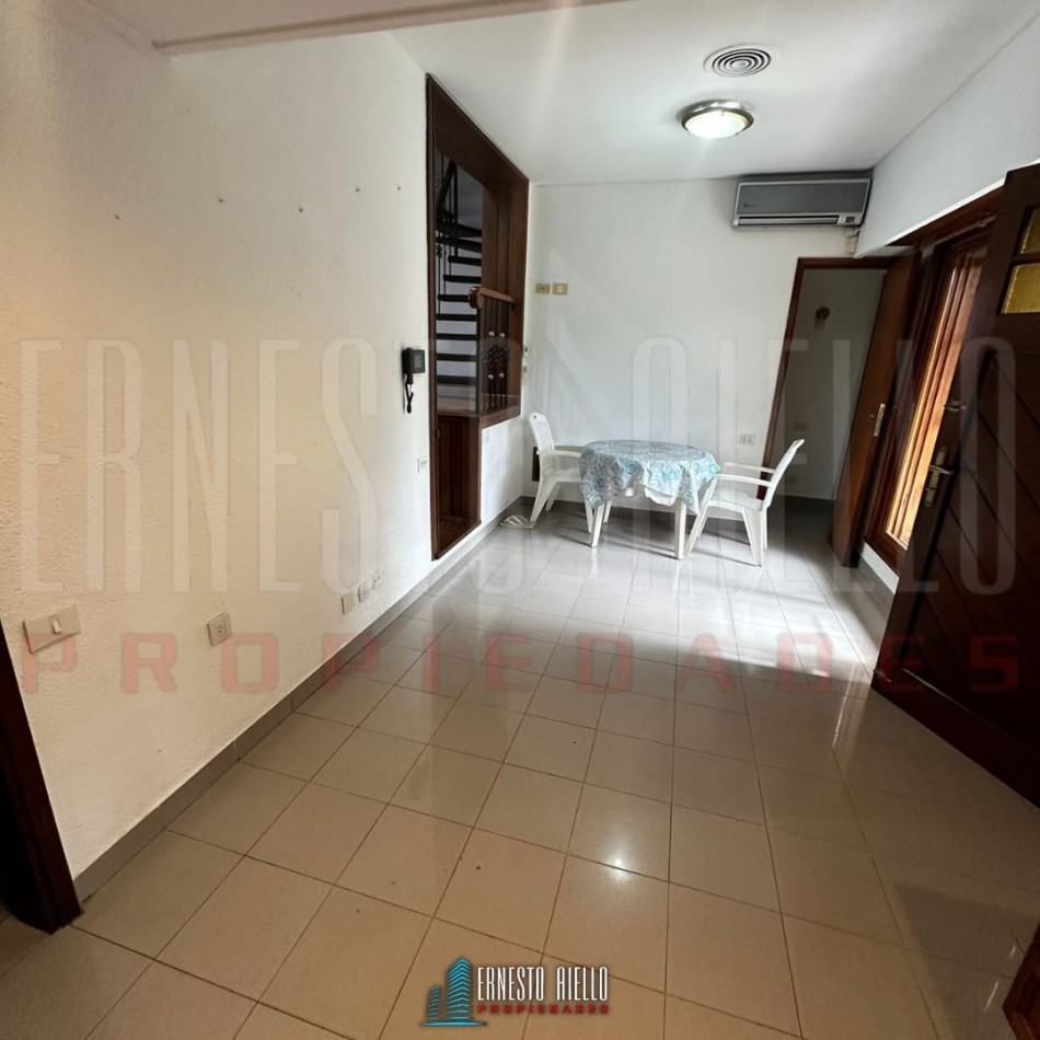 VENTA DE HERMOSA CASA SOBRE LOTE DE 8.66 X 28.40 M, 6 AMBIENTES. CON GARAJE, QUINCHO, JARDIN AL FRENTE Y FONDO.