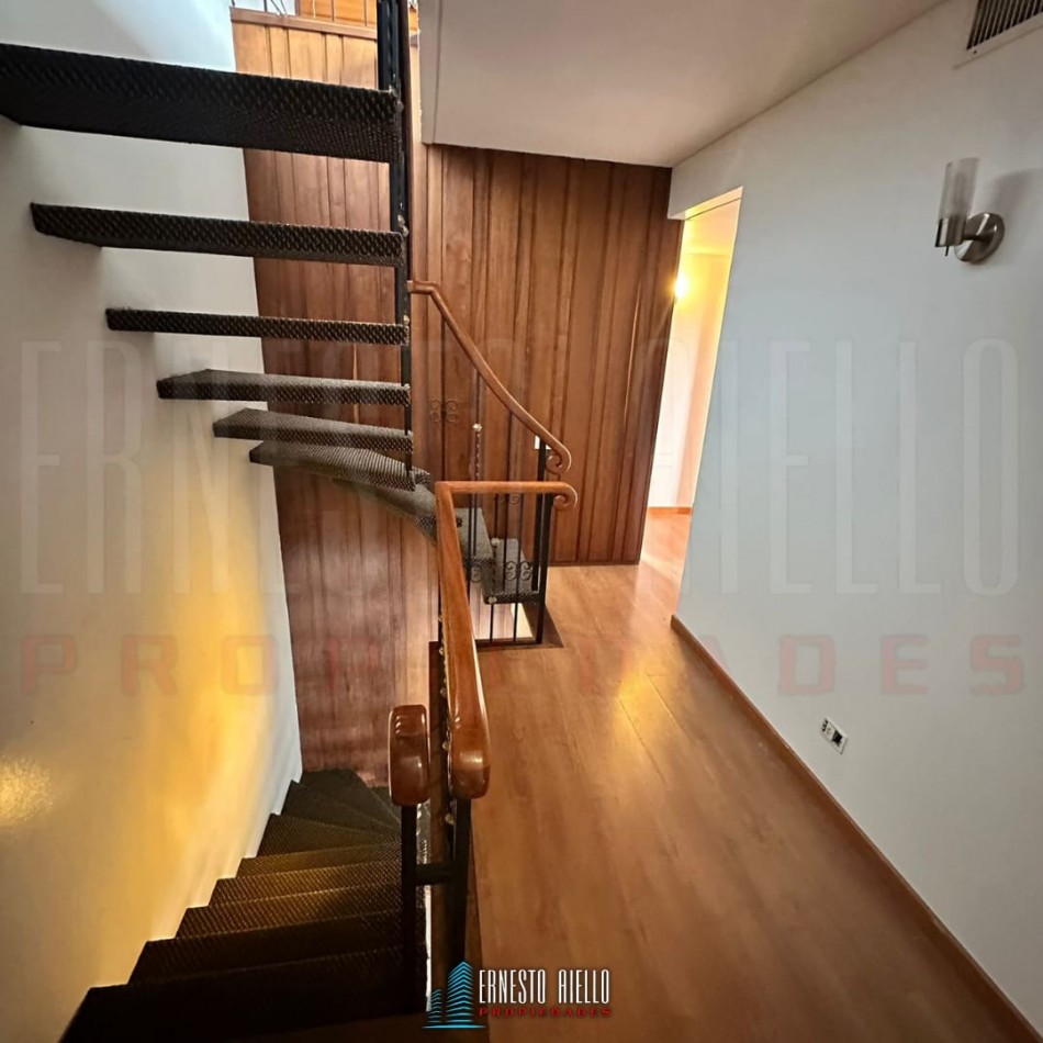 VENTA DE HERMOSA CASA SOBRE LOTE DE 8.66 X 28.40 M, 6 AMBIENTES. CON GARAJE, QUINCHO, JARDIN AL FRENTE Y FONDO.
