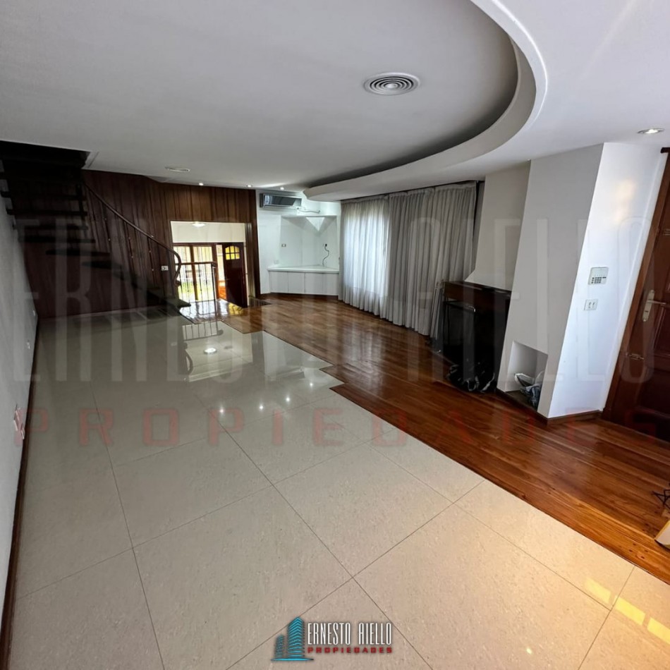 VENTA DE HERMOSA CASA SOBRE LOTE DE 8.66 X 28.40 M, 6 AMBIENTES. CON GARAJE, QUINCHO, JARDIN AL FRENTE Y FONDO.