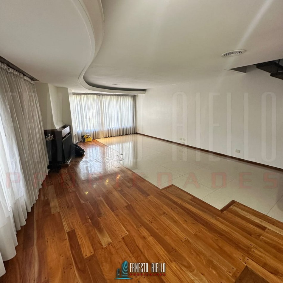 VENTA DE HERMOSA CASA SOBRE LOTE DE 8.66 X 28.40 M, 6 AMBIENTES. CON GARAJE, QUINCHO, JARDIN AL FRENTE Y FONDO.