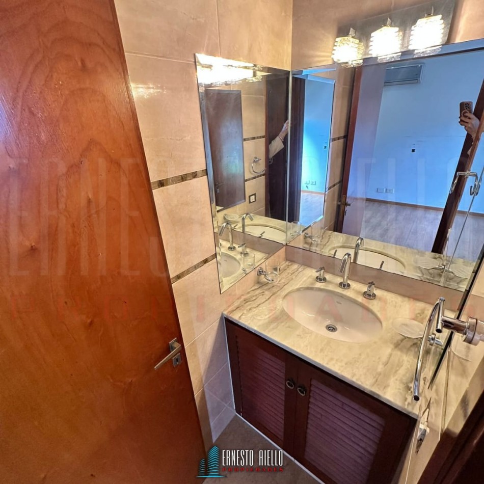 VENTA DE HERMOSA CASA SOBRE LOTE DE 8.66 X 28.40 M, 6 AMBIENTES. CON GARAJE, QUINCHO, JARDIN AL FRENTE Y FONDO.