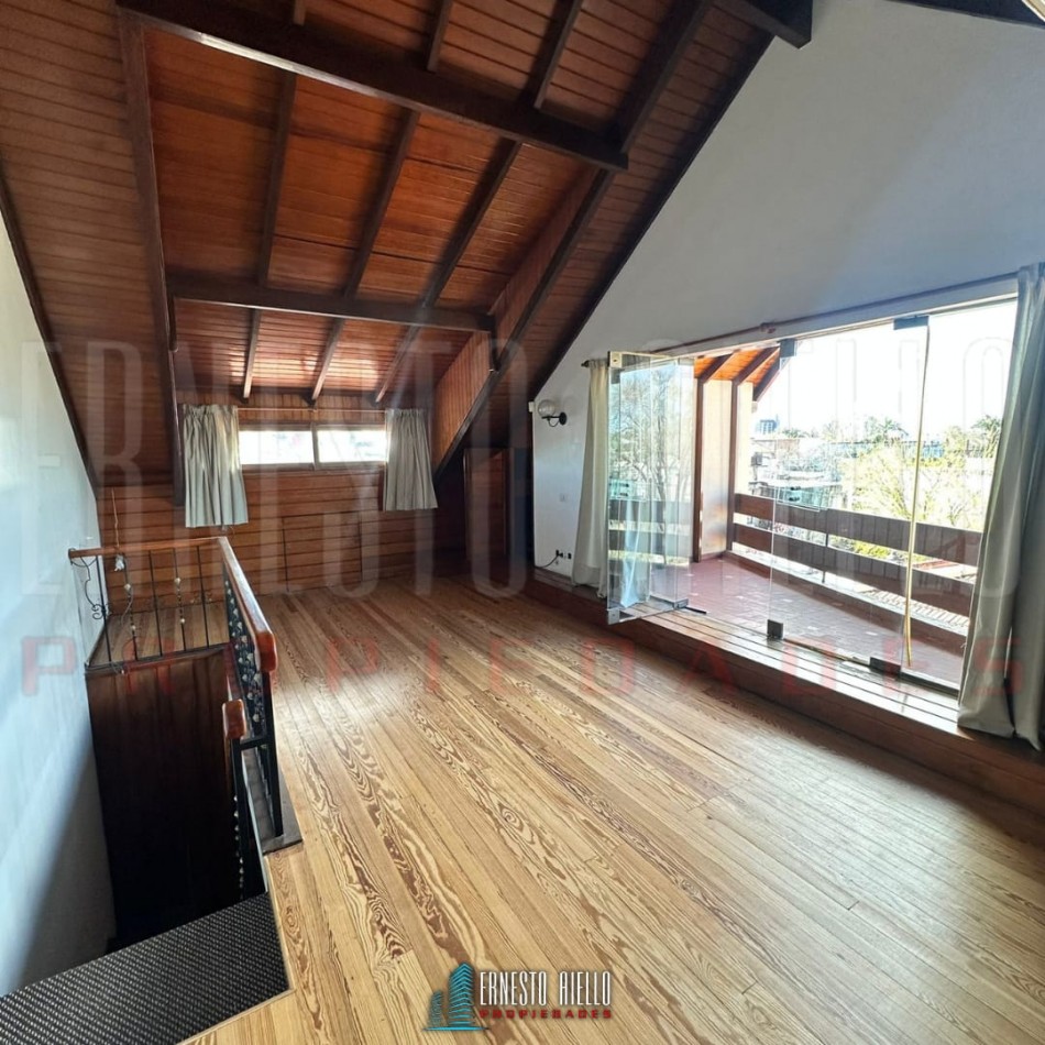 VENTA DE HERMOSA CASA SOBRE LOTE DE 8.66 X 28.40 M, 6 AMBIENTES. CON GARAJE, QUINCHO, JARDIN AL FRENTE Y FONDO.