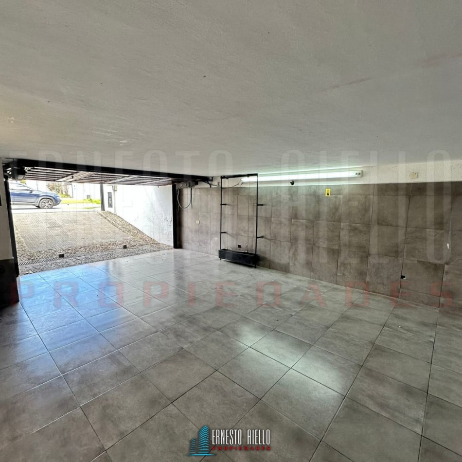 VENTA DE HERMOSA CASA SOBRE LOTE DE 8.66 X 28.40 M, 6 AMBIENTES. CON GARAJE, QUINCHO, JARDIN AL FRENTE Y FONDO.