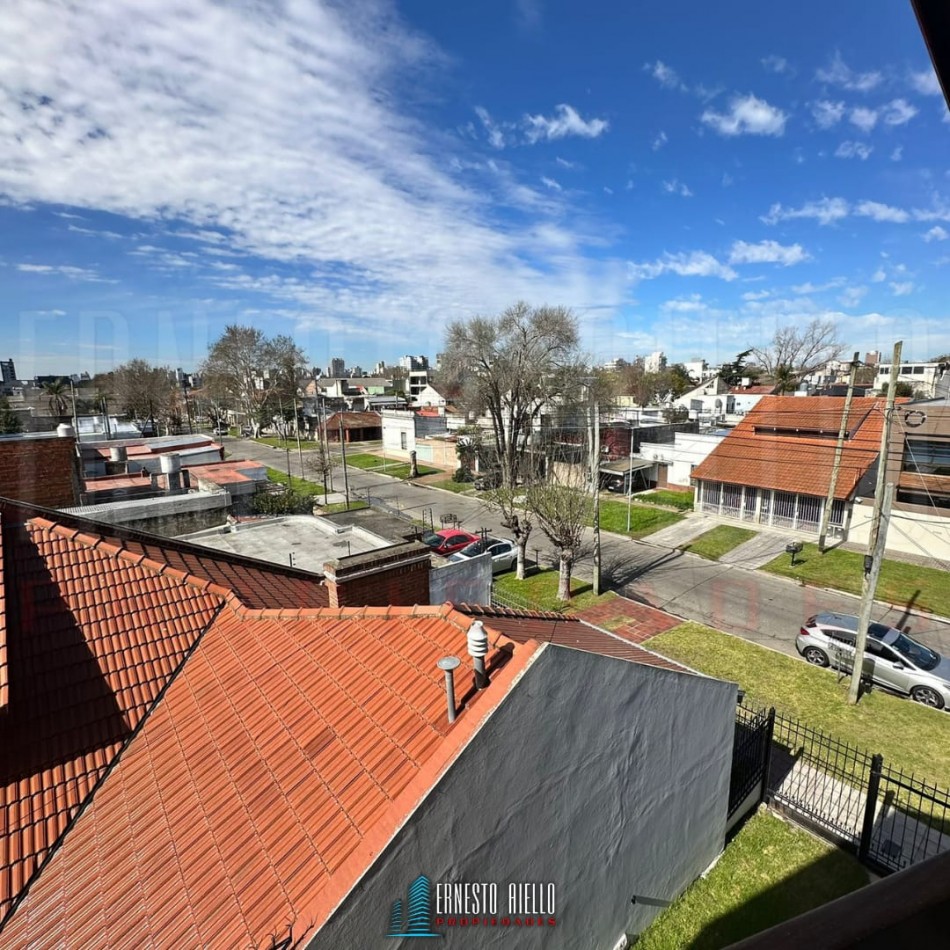 VENTA DE HERMOSA CASA SOBRE LOTE DE 8.66 X 28.40 M, 6 AMBIENTES. CON GARAJE, QUINCHO, JARDIN AL FRENTE Y FONDO.