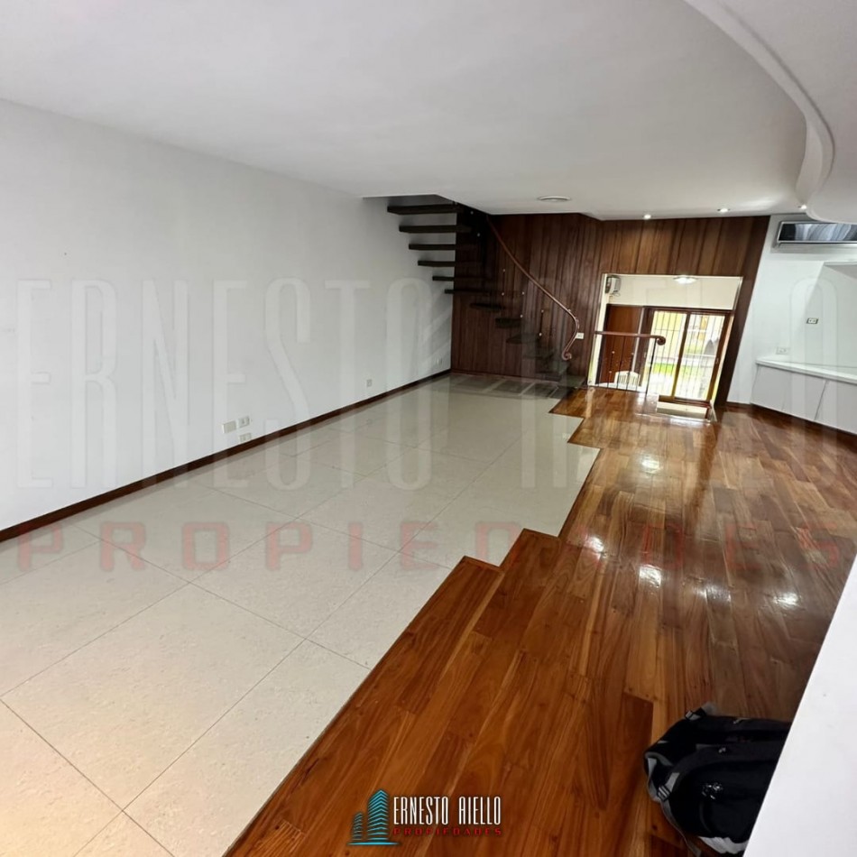VENTA DE HERMOSA CASA SOBRE LOTE DE 8.66 X 28.40 M, 6 AMBIENTES. CON GARAJE, QUINCHO, JARDIN AL FRENTE Y FONDO.