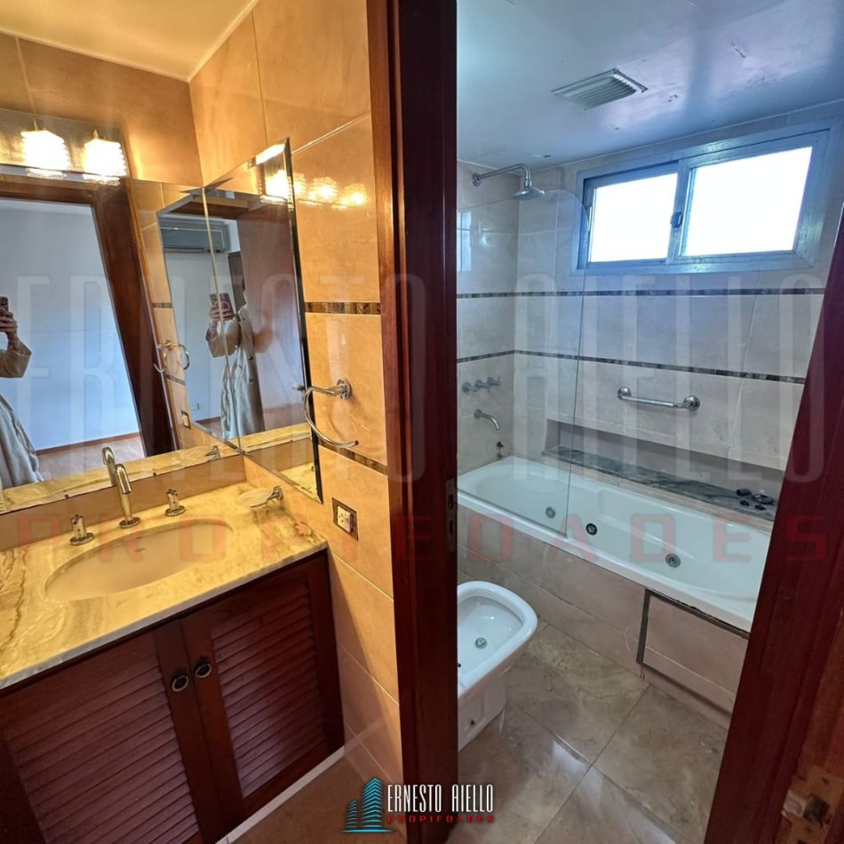 VENTA DE HERMOSA CASA SOBRE LOTE DE 8.66 X 28.40 M, 6 AMBIENTES. CON GARAJE, QUINCHO, JARDIN AL FRENTE Y FONDO.