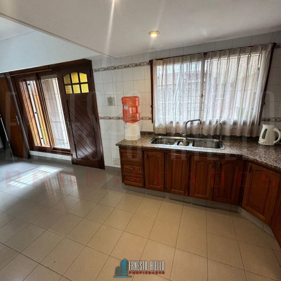 VENTA DE HERMOSA CASA SOBRE LOTE DE 8.66 X 28.40 M, 6 AMBIENTES. CON GARAJE, QUINCHO, JARDIN AL FRENTE Y FONDO.
