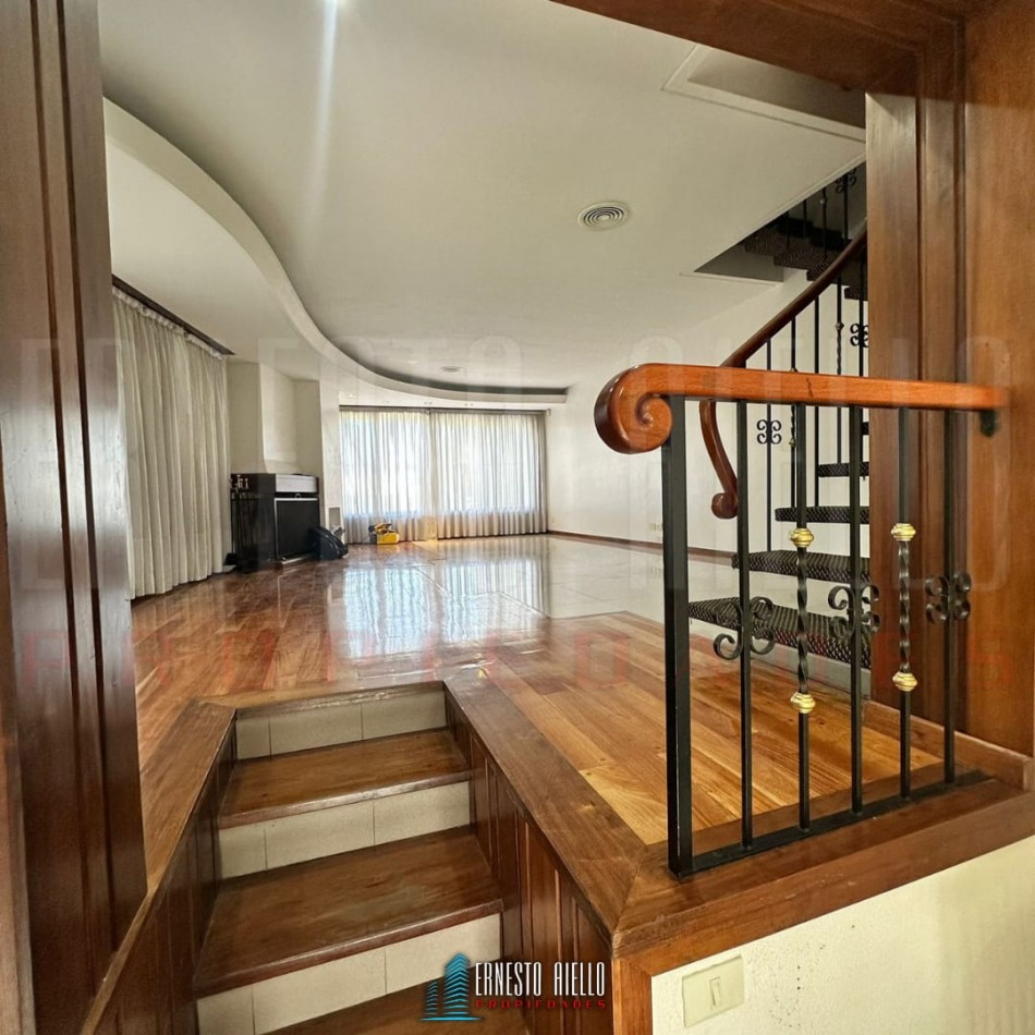 VENTA DE HERMOSA CASA SOBRE LOTE DE 8.66 X 28.40 M, 6 AMBIENTES. CON GARAJE, QUINCHO, JARDIN AL FRENTE Y FONDO.