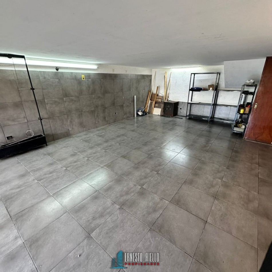 VENTA DE HERMOSA CASA SOBRE LOTE DE 8.66 X 28.40 M, 6 AMBIENTES. CON GARAJE, QUINCHO, JARDIN AL FRENTE Y FONDO.