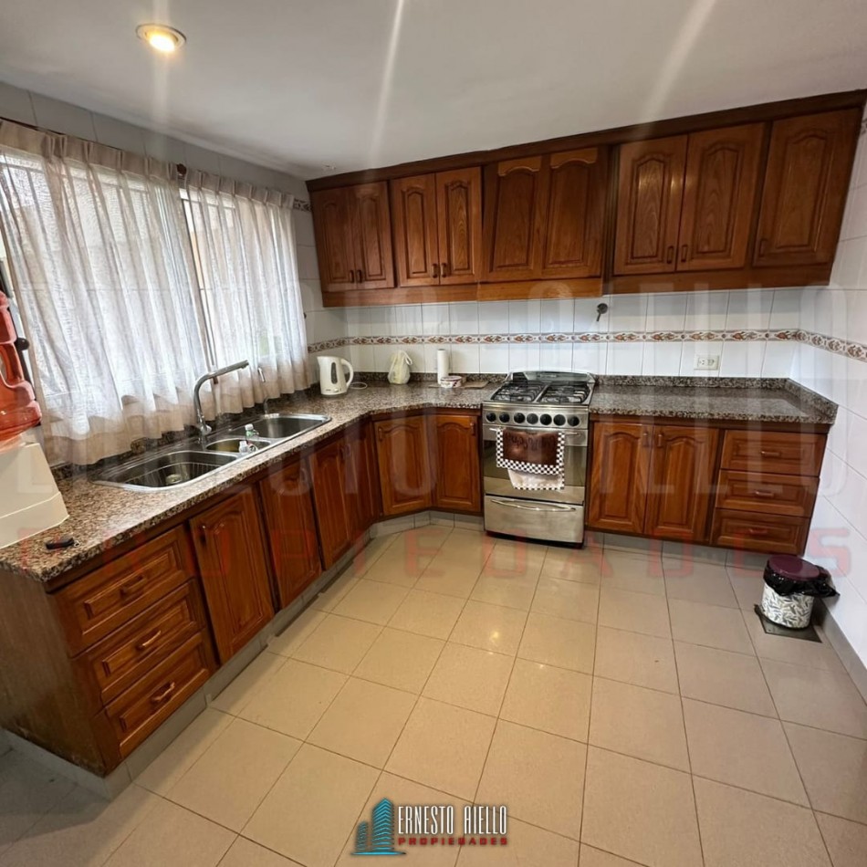 VENTA DE HERMOSA CASA SOBRE LOTE DE 8.66 X 28.40 M, 6 AMBIENTES. CON GARAJE, QUINCHO, JARDIN AL FRENTE Y FONDO.