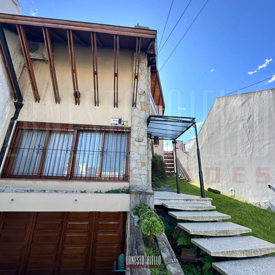 VENTA DE HERMOSA CASA SOBRE LOTE DE 8.66 X 28.40 M, 6 AMBIENTES. CON GARAJE, QUINCHO, JARDIN AL FRENTE Y FONDO.