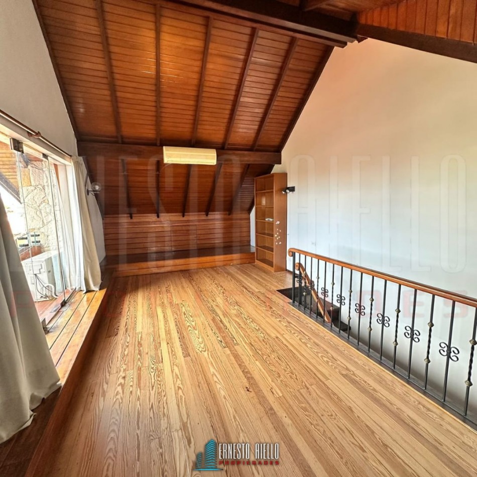 VENTA DE HERMOSA CASA SOBRE LOTE DE 8.66 X 28.40 M, 6 AMBIENTES. CON GARAJE, QUINCHO, JARDIN AL FRENTE Y FONDO.