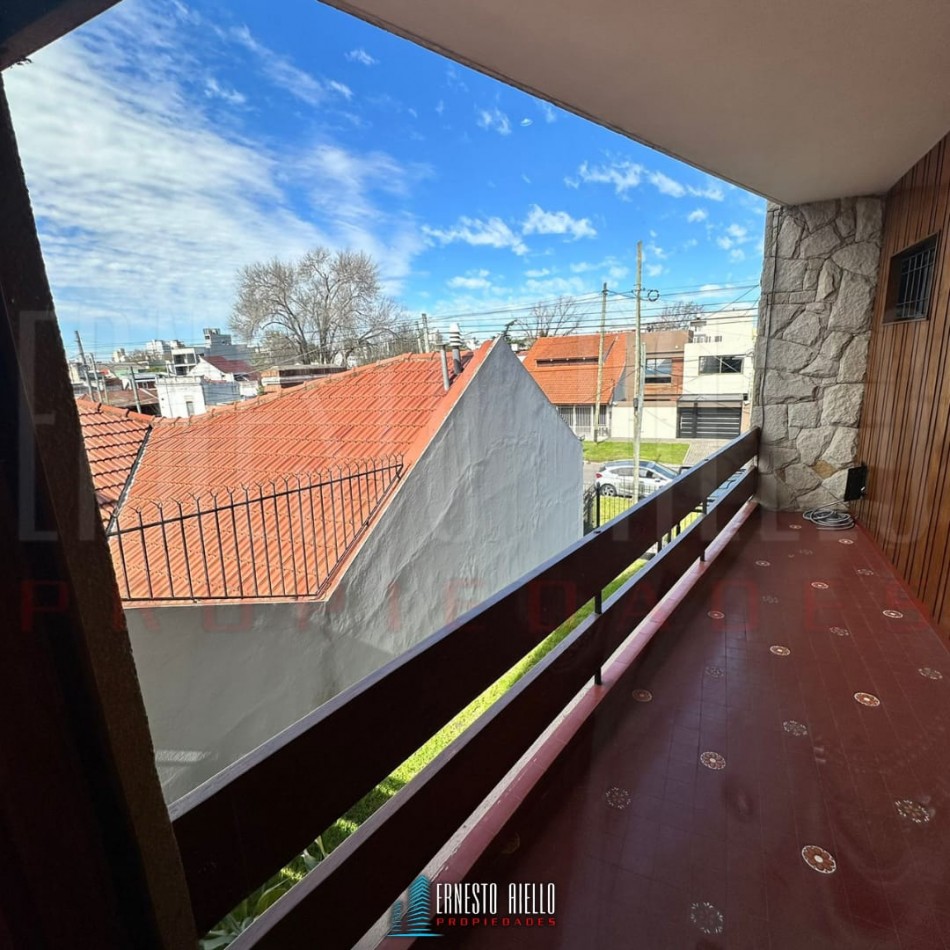 VENTA DE HERMOSA CASA SOBRE LOTE DE 8.66 X 28.40 M, 6 AMBIENTES. CON GARAJE, QUINCHO, JARDIN AL FRENTE Y FONDO.