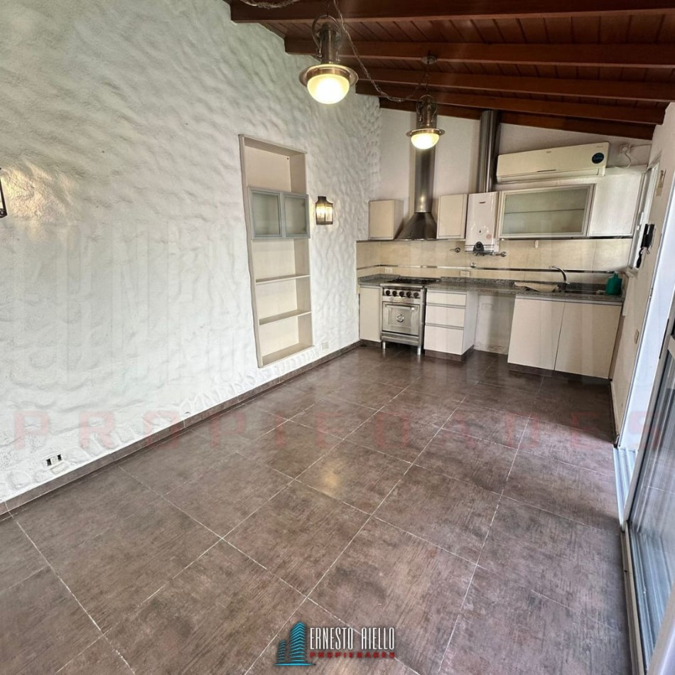VENTA DE HERMOSA CASA SOBRE LOTE DE 8.66 X 28.40 M, 6 AMBIENTES. CON GARAJE, QUINCHO, JARDIN AL FRENTE Y FONDO.